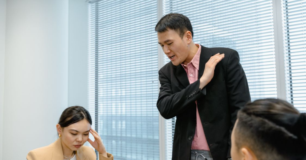 13 Signs of a Micromanaging Boss in 2026